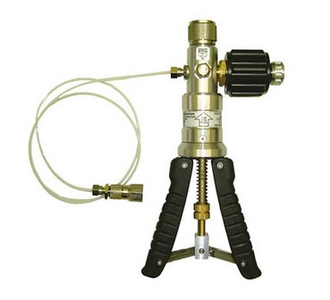 Wika CPP-30, -28 to 500 PSIG Hydraulic Hand Test Pump, 1/4" NPT Female, Connection Hose 0.5 M, Plastic Case with Foam
